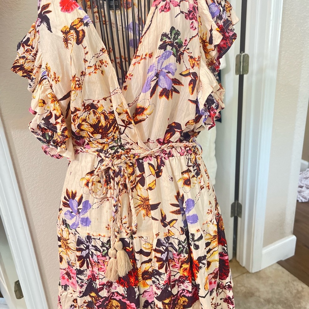Adorable Floral short mini dress by Angie, size large